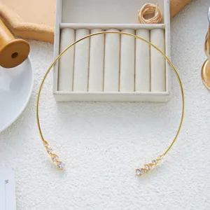 Collier ras du cou élégant en acier inoxydable doré avec zircons, vue détaillée.