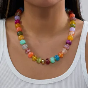 Vue détaillée d'un collier de perles colorées fait à la main avec texture marbre jade