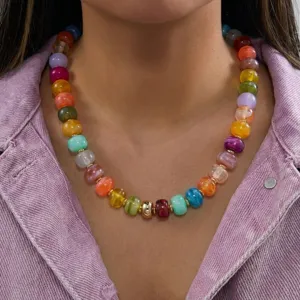 Gros plan d'un collier de perles acryliques colorées avec texture de jade
