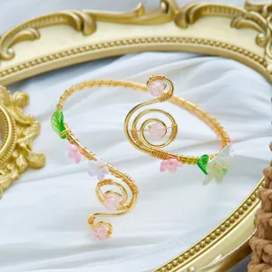 Vista ravvicinata di un bracciale da braccio a spirale con fiori di acrilico rosa