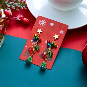 Dettaglio orecchini a forma di albero di Natale con campanelli e stelle dorate