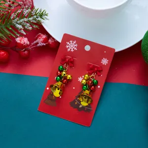 Dettaglio orecchini a campanella di Natale con nappe metalliche dai colori vivaci
