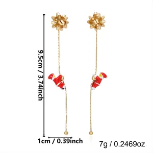 Detailansicht langer Weihnachts-Ohrringe mit Weihnachtsmann und goldener Schleife, 9,5 cm Länge