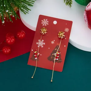 Detailansicht der festlichen langen Weihnachtsmann-Ohrringe auf einer roten Geschenkkarte