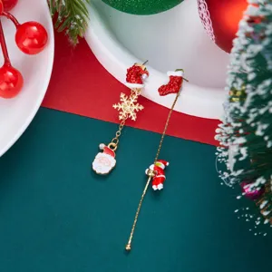Detailansicht asymmetrischer Weihnachtsohrringe mit Weihnachtsmann und Schneeflocke.