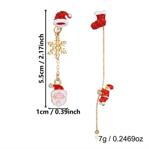 Detailansicht der asymmetrischen Weihnachtsmann-Ohrringe mit Maßen und dem Gewicht.