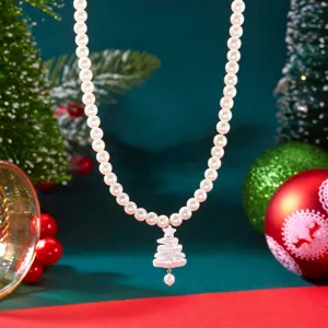Detailansicht eines eleganten Weihnachtsbaum-Anhängers aus Barockperlen an einer Perlenkette.