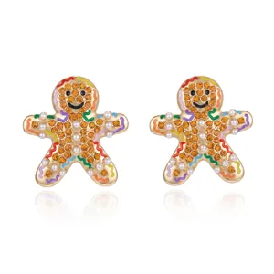 Dettaglio di orecchini a omino di pan di zenzero con strass arancioni e perle bianche