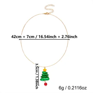 Detaillierte Maße einer Halskette mit Weihnachtsbaum-Anhänger und Barockperlen-Detail