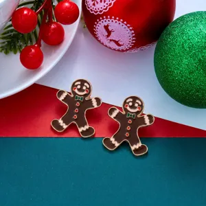 Dettaglio degli orecchini festivi in smalto a forma di omino di pan di zenzero natalizio