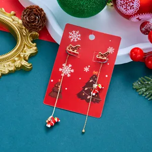 Detailansicht asymmetrischer Weihnachtsohrringe mit Weihnachtsmann auf roter Karte