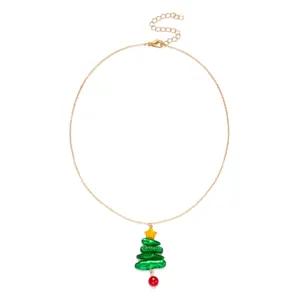 Detailansicht einer festlichen Weihnachtsbaum-Halskette mit grünen Barockperlen-Perlen.