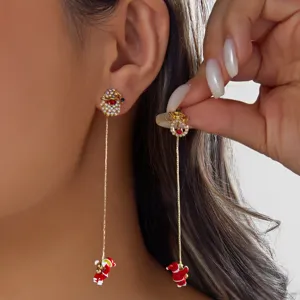 Detailansicht asymmetrischer Weihnachts-Ohrhänger mit Weihnachtsmann und Goldkette