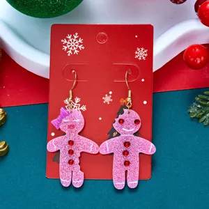 Dettaglio orecchini omino di pan di zenzero rosa glitterato con gemme per Natale.