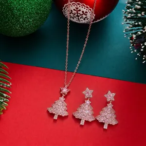 Detailansicht von schickem Halsketten- und Ohrringset mit rosa Kristall-Weihnachtsbäumen.