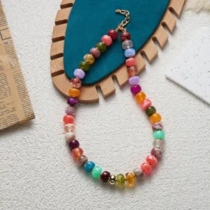 Vue détaillée d'un collier de perles dopamine colorées avec perles en acrylique