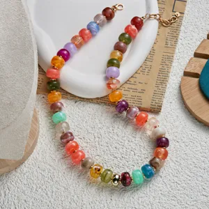 Vue détaillée du collier de perles en acrylique style dopamine à texture de jade