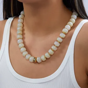 Vue détaillée du collier de perles fait main avec texture jade et perles dorées