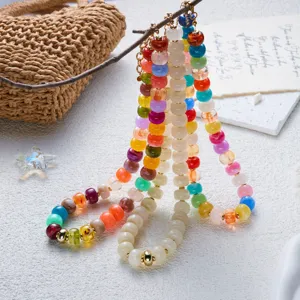 Collier de perles en acrylique colorées style dopamine fait main suspendu à une branche