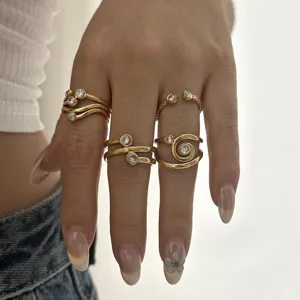 Detailansicht französischer Vintage-Ringe aus goldfarbenem Edelstahl mit Zirkonia