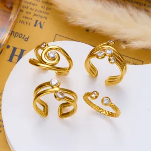 Detailansicht von vier vergoldeten Edelstahlringen mit Zirkoniasteinen im Vintage-Stil