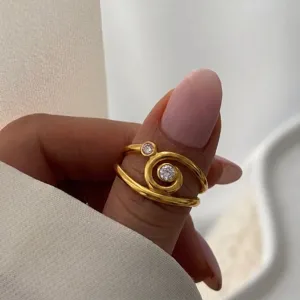 Detailansicht eines goldfarbenen Edelstahl-Spiralrings mit funkelnden Zirkonia-Steinen