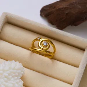 Nahaufnahme eines goldfarbenen Spiralrings im französischen Retro-Stil mit Zirkonia