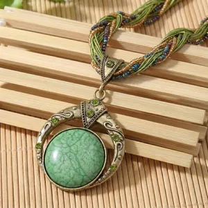 Vista macro dettagliata della collana vintage bohémien con pietra verde e cordoncino