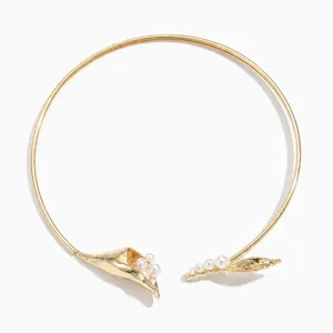Detailed view of vintage gold floral choker necklace with 13.5cm diameter measurement