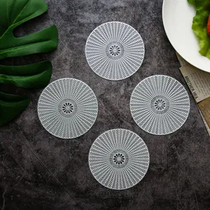 Witte ronde PVC onderzetter set met elegant geometrisch patroon in Scandinavische stijl detail.