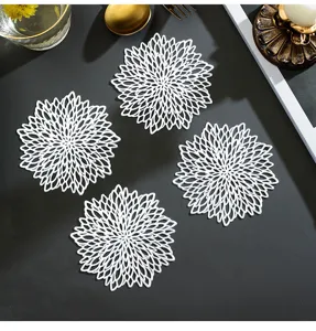 Vue détaillée de sous-verres blancs en PVC ajourés, tapis de tasse résistants à la chaleur.
