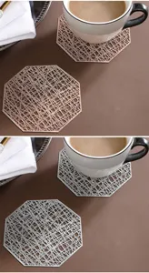 Un nuevo posavasos geometrico hueco de PVC alfombrilla termica para taza de cafe en la mesa