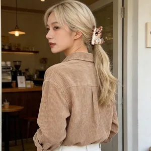 Pince à cheveux mignonne Corgi en PVC portée par un mannequin blond dans un café