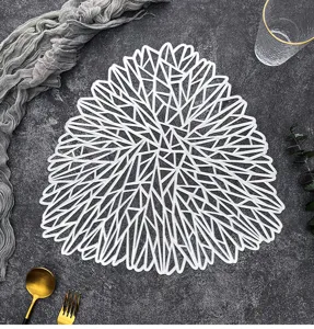 Λεπτομερής όψη λευκού γεωμετρικού σουπλά σε υφασμένο τραπέζι, ιδανικό για διακόσμηση.