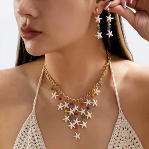 Dettaglio del set di gioielli con collana e orecchini a stella marina in stile spiaggia
