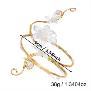 Dettaglio di un elegante bracciale da braccio con fiori e perle e misura di 9 cm