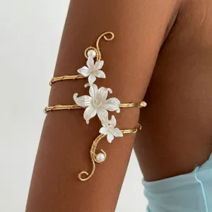 Squisito bracciale da braccio in filo d'oro con fiori in madreperla bianchi e perle