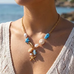 Dettaglio di una collana in stile resort estivo con ciondoli a forma di stella marina