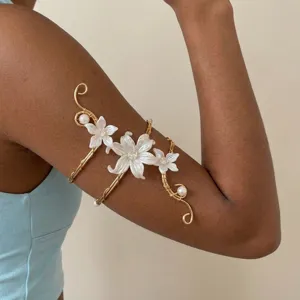 Squisito bracciale da braccio in filo d'oro con fiori e perle vista dettagliata