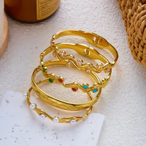 Close-up van de texturen van vintage roestvrijstalen armbanden met slangenpatroon