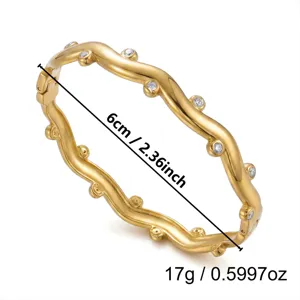Detailansicht goldener gewellter Edelstahl-Armreif 6cm Durchmesser und 17g Gewicht