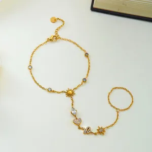 Bracelet de doigt en acier inoxydable doré avec breloques soleil, cœur et étoile.