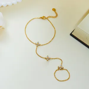 Bracelet chaîne de main en acier inoxydable avec breloques de fleurs en zircone étincelante.