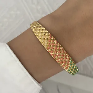 Nahaufnahme eines geometrischen Gitterarmbandes aus Edelstahl mit bunter Emaille