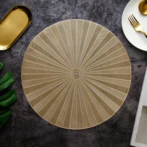 Detailaufnahme einer runden, ausgehöhlten PVC-Tischmatte im nordischen Golddesign.