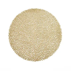 Vista dettagliata della tovaglietta PVC dorata traforata con elegante motivo a foglie di corallo.