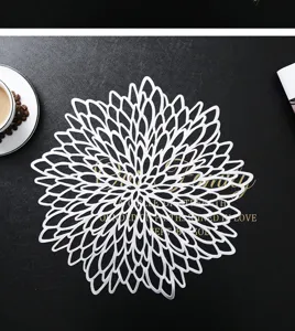 Detailaufnahme der weissen hohlen Blumen-PVC-Tischset, ideal fur stilvolle Esstische.