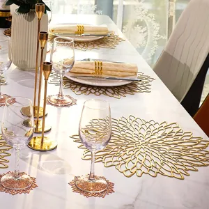 Goldene hohle Blumen PVC Tischset und Untersetzer Set für moderne Esstisch Dekoration.