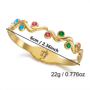 Detailweergave van gouden roestvrijstalen armband met gekleurde stenen en 6 cm diameter