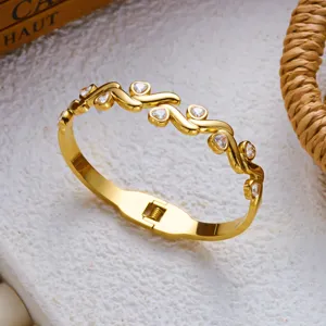 Detail van een vintage roestvrijstalen armband met slangenpatroon en ingelegde zirkonia